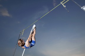 爱游戏中国官网-皇马主场小胜，积分榜排名暂时升至第五，皇马小组出线